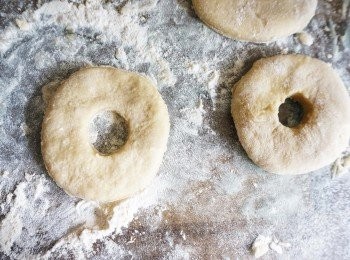 step6: 先取一半麵糰，在檯面掃上薄薄一層麵粉，將麵糰壓成約1/2寸厚，用餅模切出圓圈。再於中心切出小圓圈