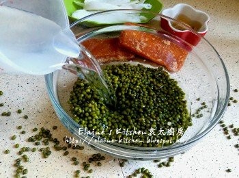 step1: 綠豆放入大碗內 , 加水浸過面1小時