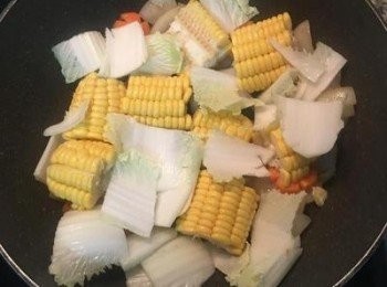 step5: 下玉米塊與白菜梗拌炒