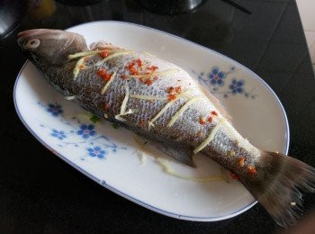 step5: 在魚身上放少許薑絲，辣椒碎