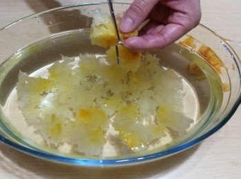 step3: 雪耳和花生泡 1-2小時。雪耳泡開後，用剪刀剪細。