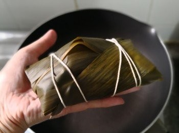 step4: 以大火入鍋烚兩小時f後熄火由得粽浸著水直至整煲水凍為止，取出放涼便可享用