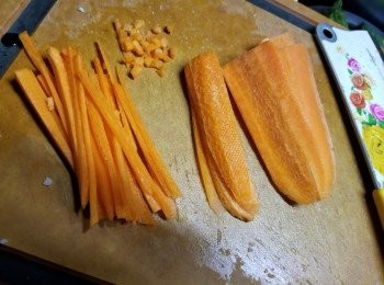 step3: 50g甘筍去皮洗淨後,先切薄片,再切絲,再切成幼粒剁碎待用