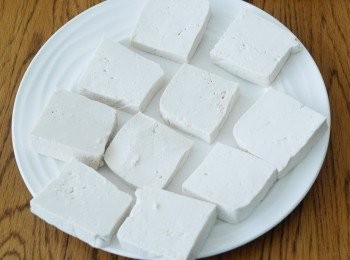 step1: 將豆腐切件，吸乾水份