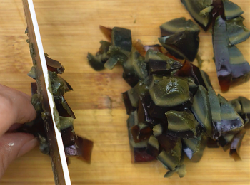 step1: 豆腐切片放碗裡備用，皮蛋剝好切成小粒。