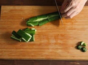 step2: 將小黃瓜壓扁、切段後備用。