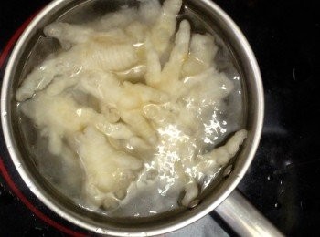 step9: 煲中加火煮沸，加入無骨鳳爪，大火煮5分鐘
