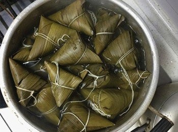 step7: 把紮好的粽子放到高壓鍋裡煮半小時。鍋裡放粽子的三分之二水。