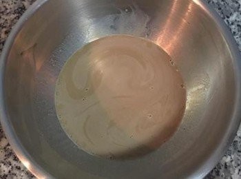 step4: 將糖倒入其他的牛奶中混勻；