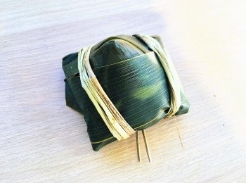 step13: 用水草沿錐體兩邊綁好打結，將多餘的水草剪走。