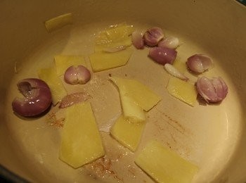 step2: 先用油爆香薑和乾蔥頭。