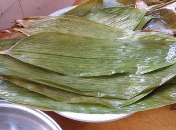 step4: 浸泡好后的粽子葉和線。