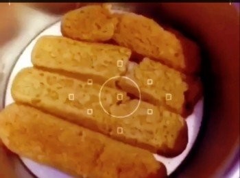 step2: 手指餅浸一浸咖啡酒就立即取出，然後放入6吋模內
