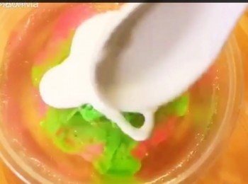 step6: 用已注入綠色椰漿的針筒刺入啫喱圍住花瓣側邊注射7至8針做出綠葉效果（甚麼造型除自己喜歡）