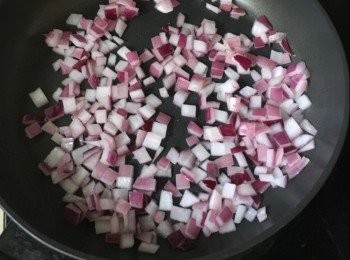 step4: 作第二次發酵40分鐘，40 分鐘之後，掃上蛋液在包面上，放入已預熱焗爐，焗180度15 分鐘，便成。