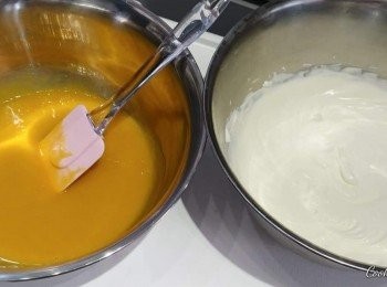 step4: 魚膠片放入冰水浸軟之後, 倒掉冰水
隔熱水座溶魚膠片
倒入芒果汁