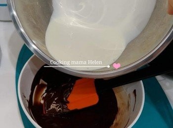 step8: 淡忌廉加入朱古力糊

加入壓碎的榛子, (optional)