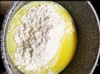 step2: 加高筋麵粉， 用小火煮至成麵團