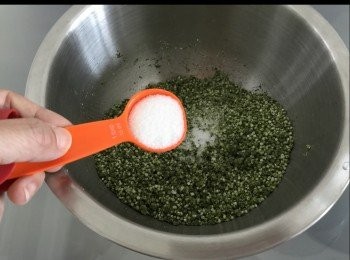 step2: 西米會稍為發大，然加油和糖去拌勻。