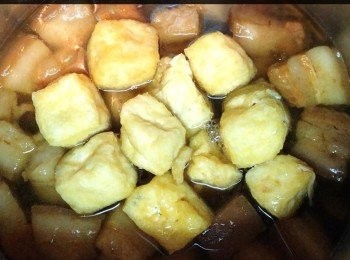 step6: 待壓力完全釋放後開蓋，加入豆卜或其他配料，關蓋後再以小火燜5分鐘即可。（參考：60kPa/5分鐘）