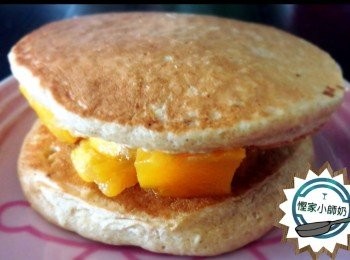 step4: 落麵糊後，煎至兩面金黃色，加入餡料就食得啦！