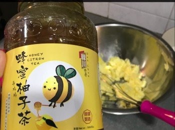 step1: 1）金鑵牛油同糖粉拌勻，不用打發
2）篩入全部粉類