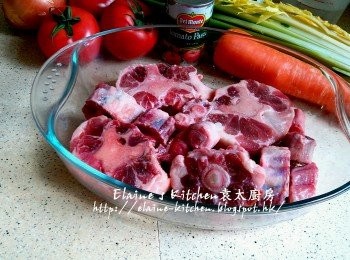 step1: 牛尾放入器皿內 , 加少許鹽拌勻靜待20分鐘