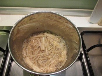 step2: 取小鍋子,倒入酒,味霖,豆豉,蒜碎煮滾出香氣,放入步驟拌勻,蓋鍋蓋用小火燜煮.