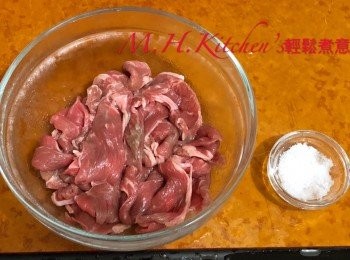 step4: 牛肉片用少許鹽醃片刻 ,預備白飯