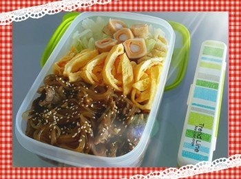 step2: 最後落少少油， 把粉絲和醬汁炒勻， 再把先前煮好的配菜（牛肉、椰菜）和獅子狗魚蛋同步再炒勻，便可盛起於飯盒內。最後把蛋絲放上，洒上白芝麻， 完成😋