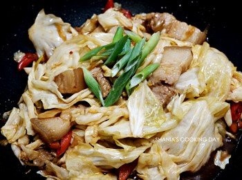 step12: 最後再加上蔥綠的部分稍微炒一下就可以關火盛盤囉。