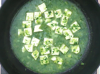 step4: 然后下雞湯，加入豆腐，生粉，煮1分鐘，即可。