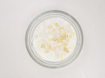 step1: 準備一個乾淨的碗，倒入麵粉、糯米粉，牛奶、芝士、糖攪拌均勻。