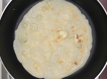 step2: 鍋裡倒入適量油，舀入芝士糊，煎至兩面金黃起鍋。