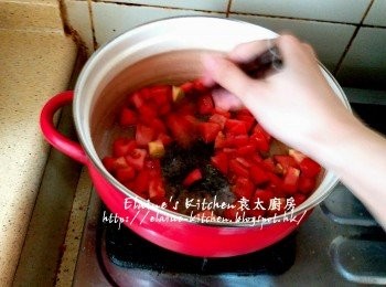 step7: 煲內加少許油燒熱 , 放入蕃茄粒炒至出茄油