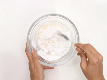 step1: 準備一個乾淨的碗，倒入麵粉、糯米粉，加清水攪拌均勻。