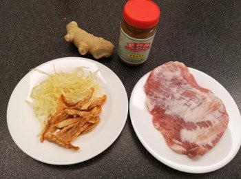 step1: 蝦乾魚乾洗乾淨後， 用水浸軟蝦乾魚乾備用， 浸過蝦乾水請保留。薑切絲備用，豬頸肉切薄片。