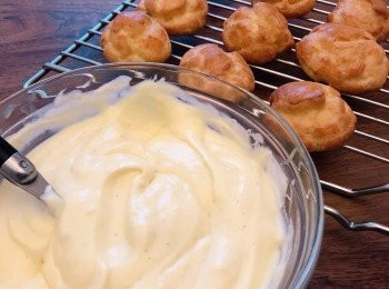 step6: 泡芙內餡或水果沾醬：鮮奶油（whipping cream）加適量糖打發至企身，溫柔地拌入（fold）雪好的吉士醬內即可。
