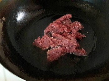 step2: 鍋子加油加熱後 , 把牛肉碎加入
