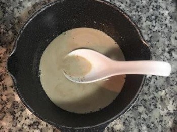 step2: 將糖倒入可加溫的小鍋中，再舀三湯匙牛奶到鍋裡；