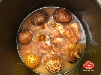 step5: 舖上排骨及冬菇