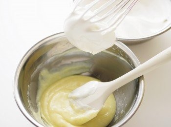 step4: 將鮮奶油打至七分發，分成數次加入3中，用打蛋器輕輕地混拌後再換用橡皮刮刀攪拌。