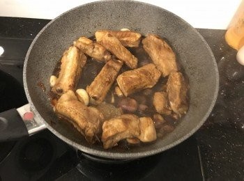 step4: 放入排骨煎至兩面微黃，加入<span class="group_2">醬汁料</span>兜勻，灒酒，放入冰糖，如有需要可加適量水，小火煮35分鐘，熄火，焗10分鐘即可上碟