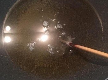 step9: 筷子沾水甩乾後入油鍋，筷子週圍會馬上起小泡泡即可；