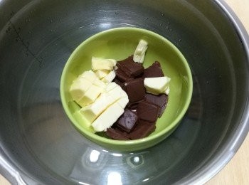 step3: 將黑朱古力和牛油放在細碗內，再把熱水倒入一大碗，細碗放進大碗內，把黑朱古力和牛油座融。
