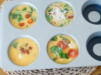 step3: 將大半蛋液倒入模內，然後再加入餡料，在上面灑上芝士碎。放入已預熱180度C焗爐，焗約15－20分鐘即成！