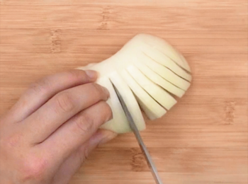 step3: 洋蔥粒，在半個洋蔥上全部橫切，打平切一刀，井字刀切出洋蔥粒。