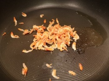 step1: 韭菜花切段，蒜頭琢蓉備用，蝦乾沖洗後隔水去份，用少許油炒乾櫻花蝦乾。