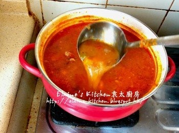 step12: 最後加入鹽及黑胡椒碎拌勻轉用中火再煲滾 , 熄火焗30分鐘即可