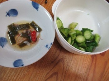 step2: 擰乾步驟1的小黃瓜,放入日式甜醋材料抓勻靜置幾個鐘頭夠入味即可.